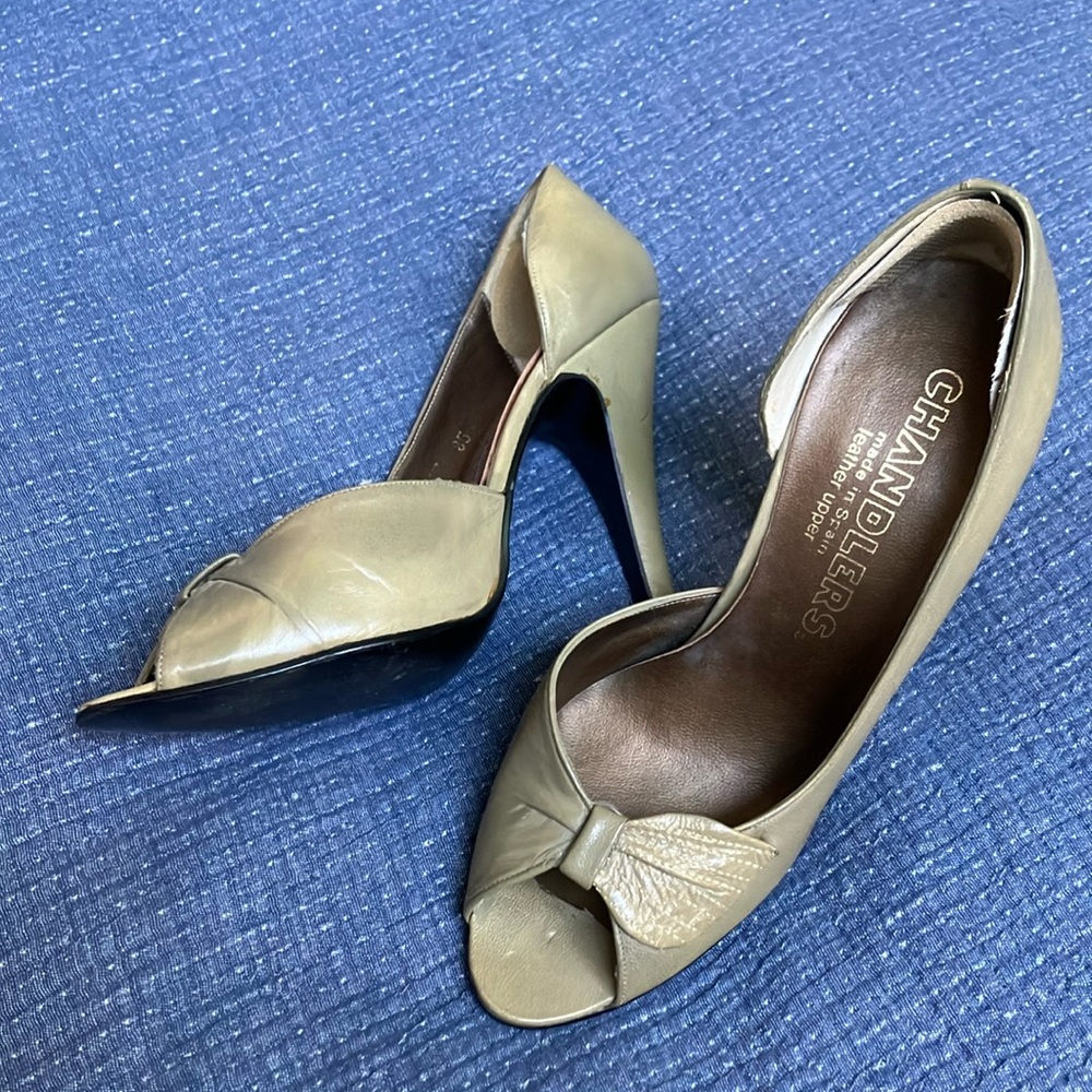Vintage olive leather heels